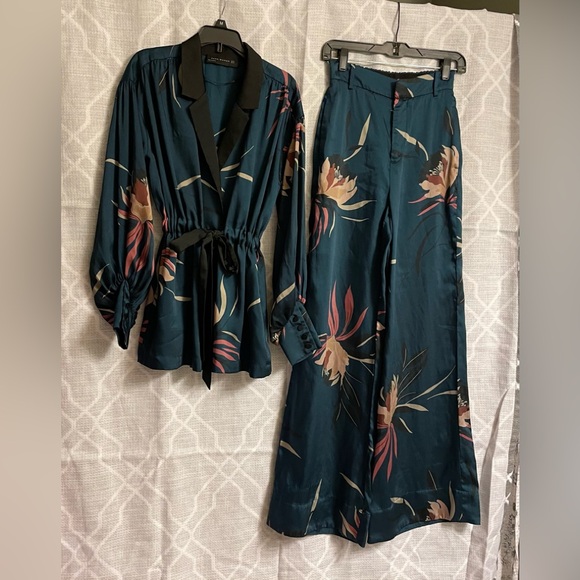 Zara Satin Effect Floral Robe and trousers set - Picture 3 of 10